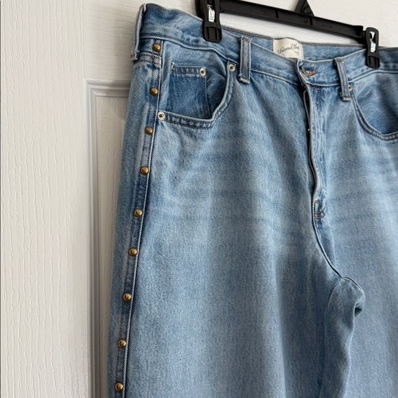 Universal Thread Mid Rise Relaxed fit Jeans - Picture 2 of 5